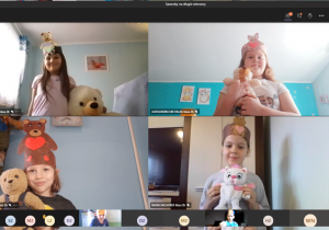 Łucja, Ola M., Tymek i Nadia prezentują wykonane przez siebie, podczas lekcji online, opaski na głowę oraz ulubione maskotki